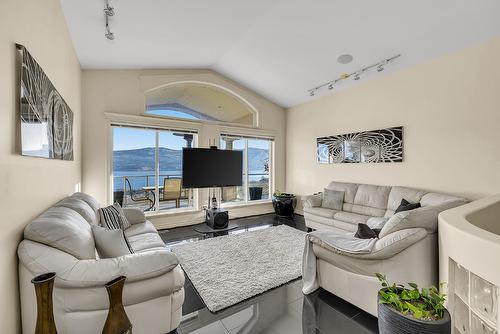 1620 Mission Hill Road, West Kelowna, BC - Indoor Photo Showing Living Room