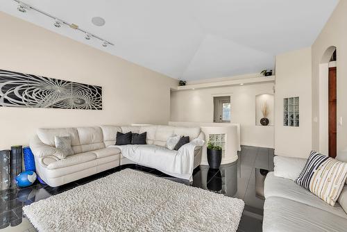 1620 Mission Hill Road, West Kelowna, BC - Indoor Photo Showing Living Room