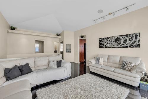 1620 Mission Hill Road, West Kelowna, BC - Indoor Photo Showing Living Room