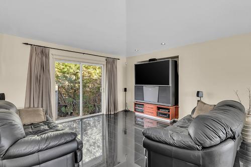 1620 Mission Hill Road, West Kelowna, BC - Indoor Photo Showing Living Room