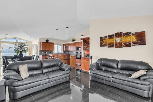 1620 Mission Hill Road, West Kelowna, BC - Indoor Photo Showing Living Room