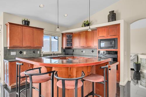 1620 Mission Hill Road, West Kelowna, BC - Indoor Photo Showing Kitchen