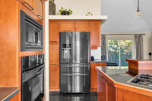 1620 Mission Hill Road, West Kelowna, BC - Indoor Photo Showing Kitchen