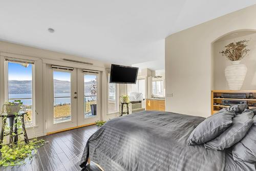 1620 Mission Hill Road, West Kelowna, BC - Indoor Photo Showing Bedroom