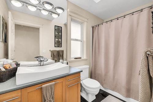 1620 Mission Hill Road, West Kelowna, BC - Indoor Photo Showing Bathroom