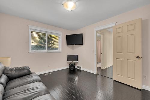 1620 Mission Hill Road, West Kelowna, BC - Indoor Photo Showing Living Room