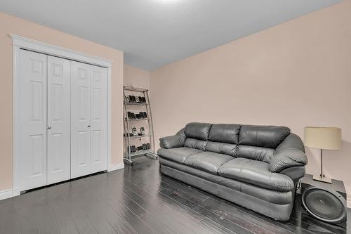 1620 Mission Hill Road, West Kelowna, BC - Indoor Photo Showing Living Room