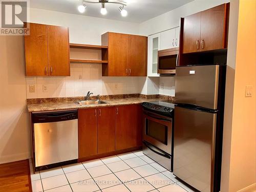 424 - 600 Fleet Street, Toronto, ON - Indoor Photo Showing Kitchen