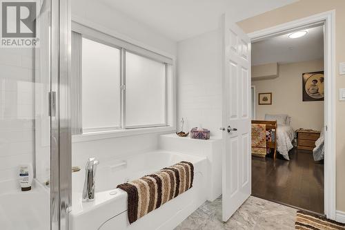 1961 Durnin Road Unit# 105, Kelowna, BC - Indoor Photo Showing Bathroom