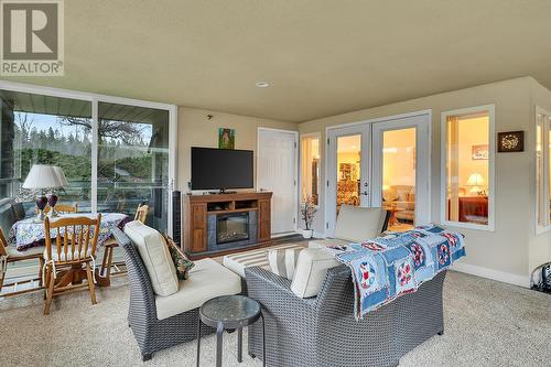 1961 Durnin Road Unit# 105, Kelowna, BC - Indoor With Fireplace