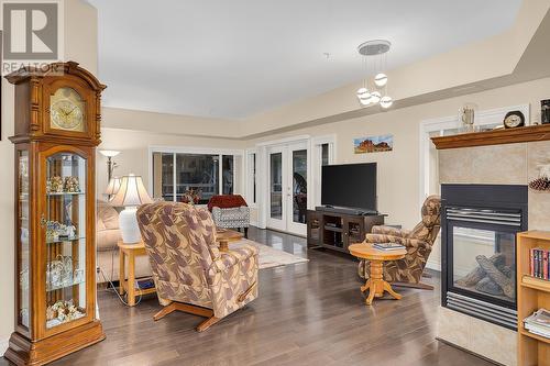 1961 Durnin Road Unit# 105, Kelowna, BC - Indoor Photo Showing Living Room With Fireplace