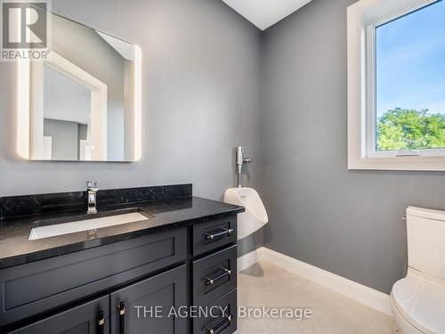 1514 Centre Road, Hamilton, ON - Indoor Photo Showing Bathroom