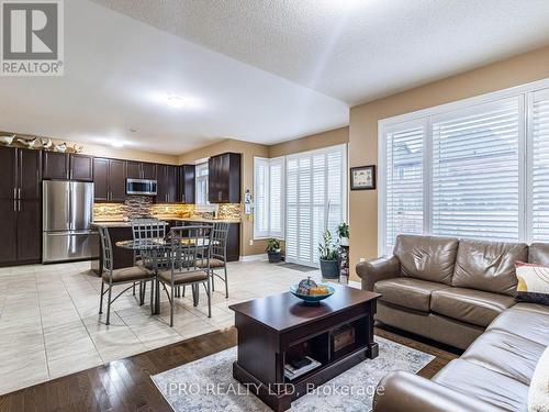 450 Summerlyn Trail, Bradford West Gwillimbury, ON - Indoor Photo Showing Living Room