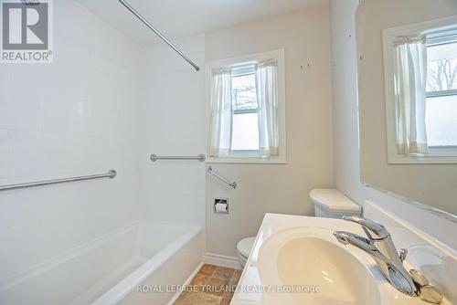 210 Clifford Street, London, ON - Indoor Photo Showing Bathroom