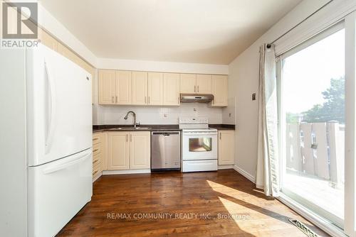 74 Fernbank Place, Whitby, ON - Indoor Photo Showing Kitchen