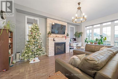 95 Beechborough Crescent, East Gwillimbury, ON - Indoor Photo Showing Living Room With Fireplace