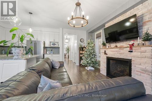 95 Beechborough Crescent, East Gwillimbury, ON - Indoor Photo Showing Living Room With Fireplace