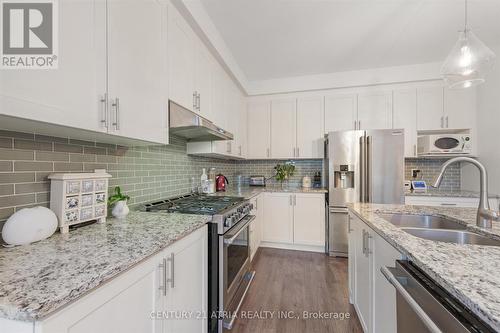 95 Beechborough Crescent, East Gwillimbury, ON - Indoor Photo Showing Kitchen With Double Sink With Upgraded Kitchen