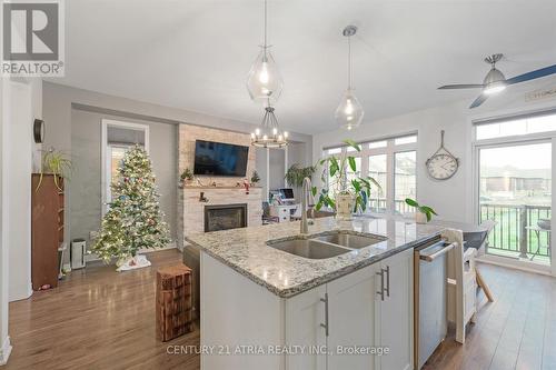 95 Beechborough Crescent, East Gwillimbury, ON - Indoor Photo Showing Kitchen With Double Sink With Upgraded Kitchen