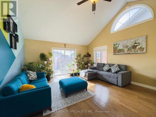 384 Boismier Avenue, Lasalle, ON - Indoor Photo Showing Living Room