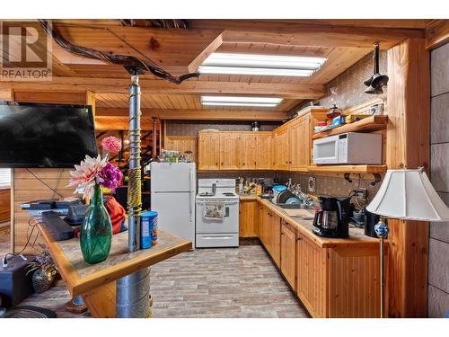 7200 Roche Lake Road Unit# 9A, Kamloops, BC - Indoor Photo Showing Kitchen With Double Sink