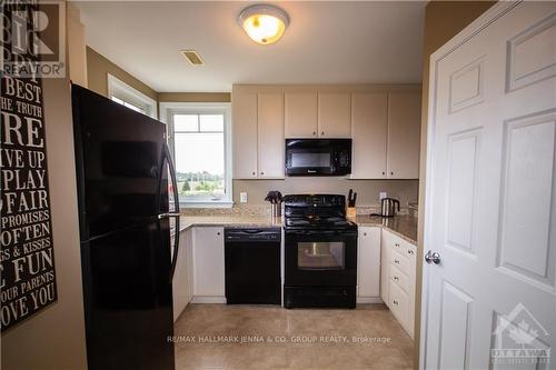 25 - 2561 Longfields Road, Ottawa, ON - Indoor Photo Showing Kitchen