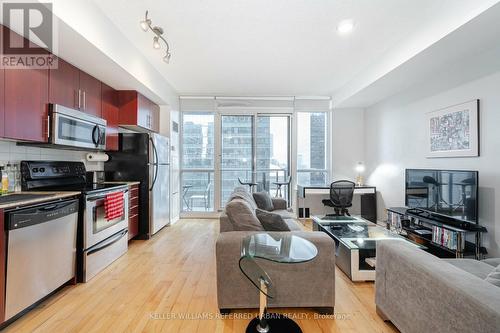 2304 - 65 Bremner Boulevard, Toronto, ON - Indoor Photo Showing Kitchen