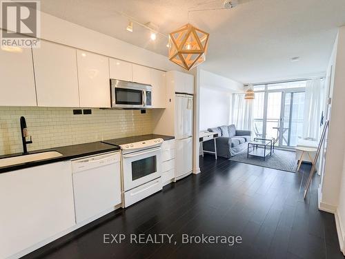 1210 - 15 Iceboat Terrace, Toronto, ON - Indoor Photo Showing Kitchen