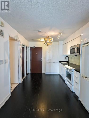 1210 - 15 Iceboat Terrace, Toronto, ON - Indoor Photo Showing Kitchen