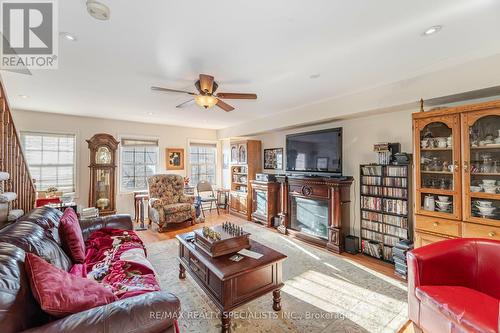 7 - 3062 Lake Shore Boulevard, Toronto, ON - Indoor Photo Showing Living Room