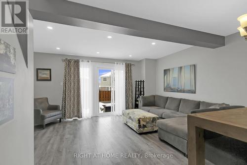 15 Bentbrook Crescent, Ottawa, ON - Indoor Photo Showing Living Room