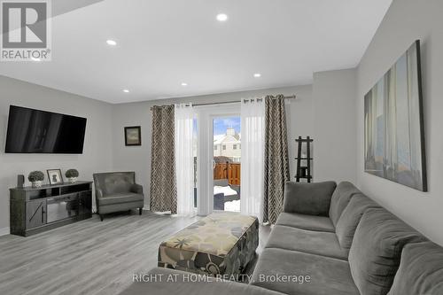 15 Bentbrook Crescent, Ottawa, ON - Indoor Photo Showing Living Room