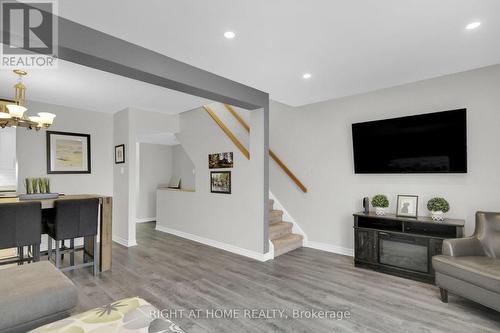 15 Bentbrook Crescent, Ottawa, ON - Indoor Photo Showing Living Room