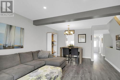 15 Bentbrook Crescent, Ottawa, ON - Indoor Photo Showing Living Room