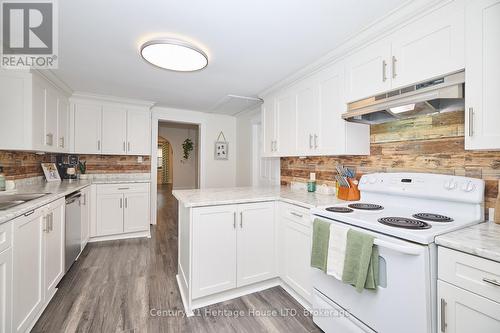 15 Colborne Street, Thorold (557 - Thorold Downtown), ON - Indoor Photo Showing Kitchen