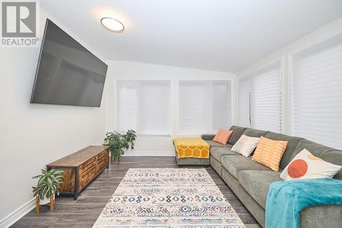 15 Colborne Street, Thorold (557 - Thorold Downtown), ON - Indoor Photo Showing Living Room