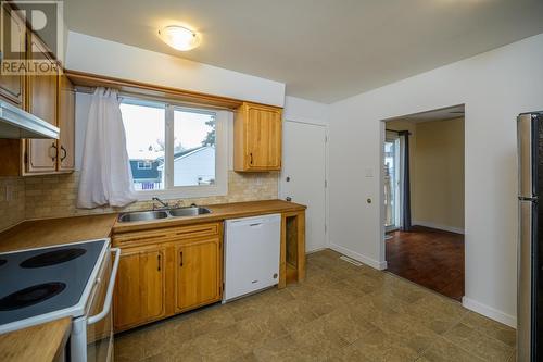 757 Youngs Avenue, Prince George, BC - Indoor Photo Showing Kitchen With Double Sink