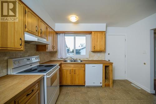 757 Youngs Avenue, Prince George, BC - Indoor Photo Showing Kitchen With Double Sink