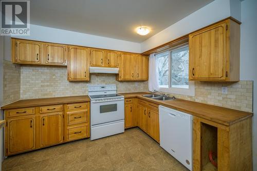 757 Youngs Avenue, Prince George, BC - Indoor Photo Showing Kitchen With Double Sink