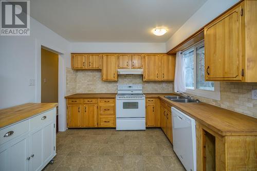 757 Youngs Avenue, Prince George, BC - Indoor Photo Showing Kitchen With Double Sink