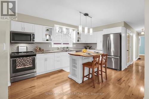 48 Debora Drive, Grimsby, ON - Indoor Photo Showing Kitchen With Upgraded Kitchen