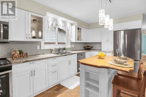 48 Debora Drive, Grimsby, ON - Indoor Photo Showing Kitchen With Double Sink With Upgraded Kitchen