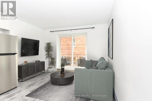 122 Victoria Avenue N, Hamilton (Landsdale), ON - Indoor Photo Showing Living Room