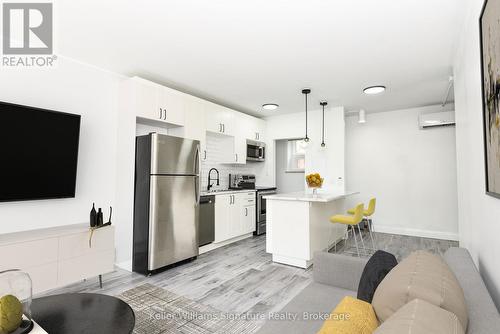 122 Victoria Avenue N, Hamilton (Landsdale), ON - Indoor Photo Showing Kitchen