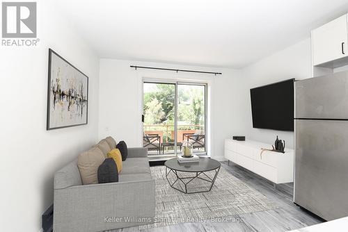 122 Victoria Avenue N, Hamilton (Landsdale), ON - Indoor Photo Showing Living Room