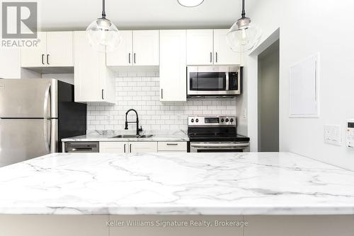 122 Victoria Avenue N, Hamilton (Landsdale), ON - Indoor Photo Showing Kitchen With Upgraded Kitchen