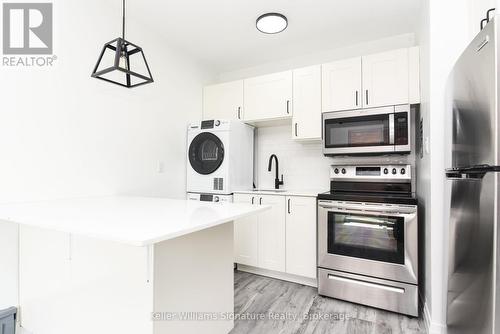 122 Victoria Avenue N, Hamilton (Landsdale), ON - Indoor Photo Showing Kitchen