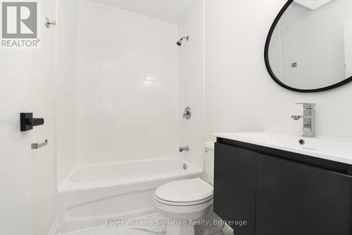 122 Victoria Avenue N, Hamilton (Landsdale), ON - Indoor Photo Showing Bathroom