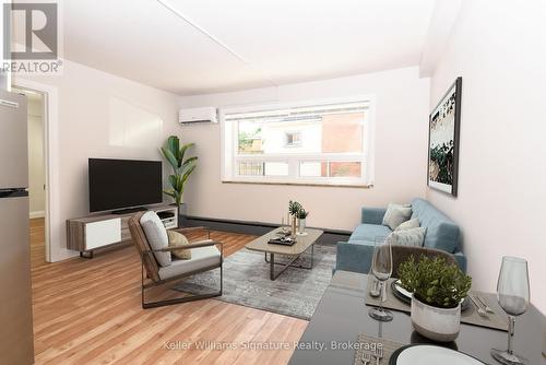 122 Victoria Avenue N, Hamilton (Landsdale), ON - Indoor Photo Showing Living Room