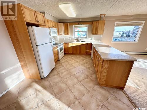 204 122 Government Road Ne, Weyburn, SK - Indoor Photo Showing Kitchen